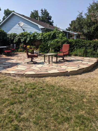 Flagstone hardscape patio design with outdoor furniture